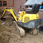 Wacker-Neuson Minibagger Vermietung für Ausheben Abdichtung rund um Haus – Fassade