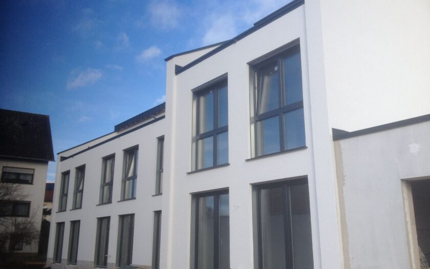 4 schoene Reihenhaeuser mit weissem Putz und schwarzen Fenster sowie dunkler Blechverkleidung Dachrand Modulhäuser boomen – und das aus gutem Grund: Sie sind schnell gebaut, vergleichsweise günstig und dabei auch noch nachhaltig. In diesem Beitrag erfährst du, was ein Modulhaus ausmacht, wie es sich von klassischen Massiv- und Holzhäusern unterscheidet, was es kostet und worauf du beim Bau achten solltest – inklusive Hersteller-Vergleich und Bauzeit-Kosten-Diagramm.