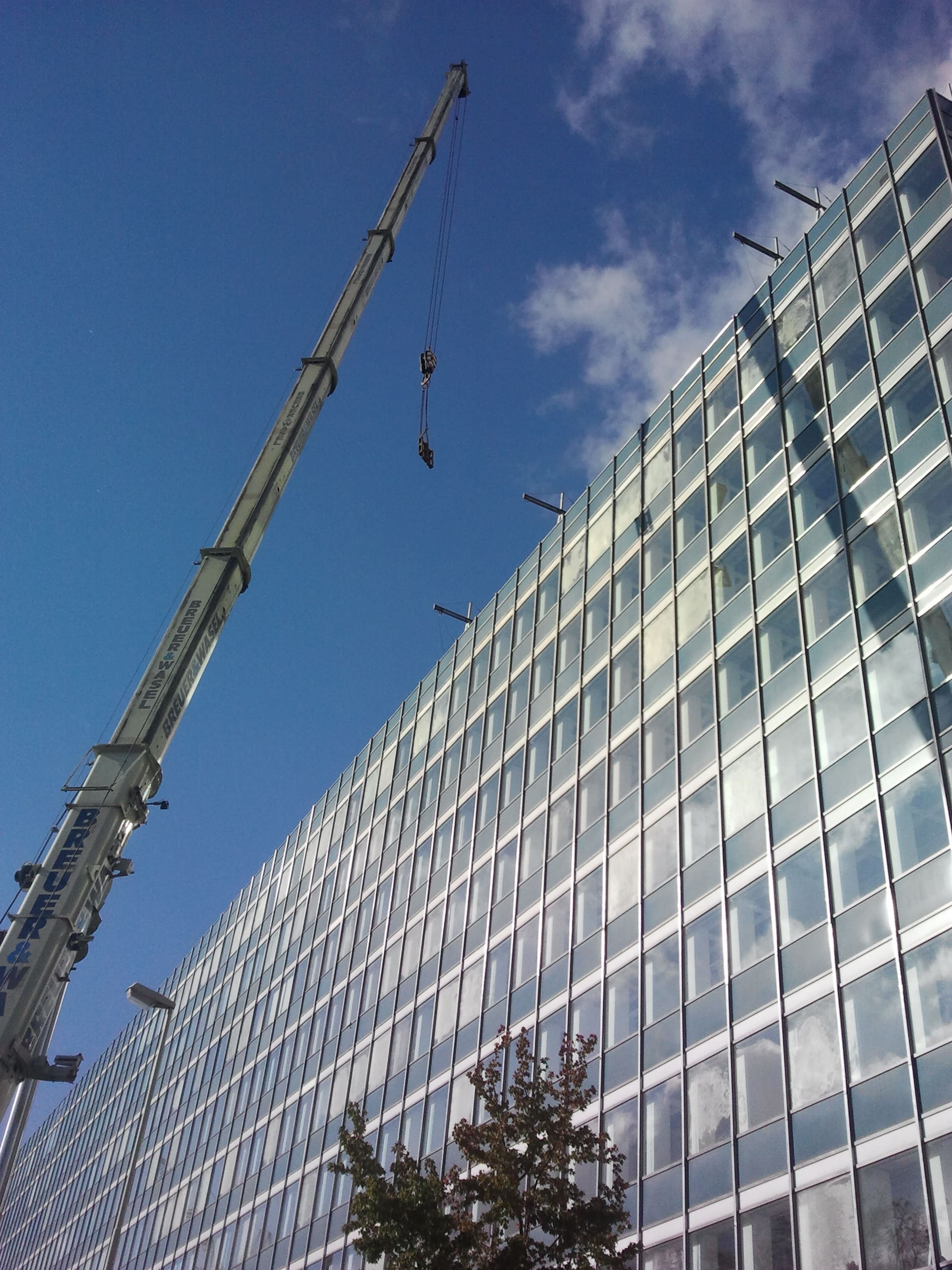 Autokran an Glasfassade