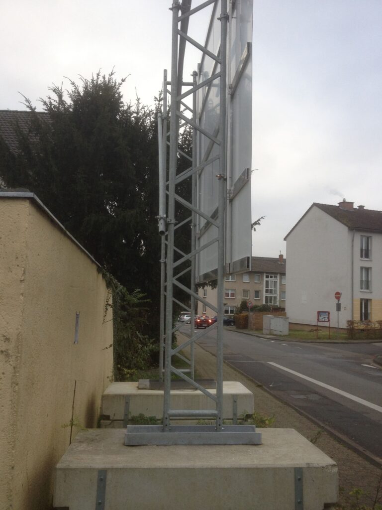 Bauschild, Bautafel mit Ballast Bauschild, Bautafel mit Ballast