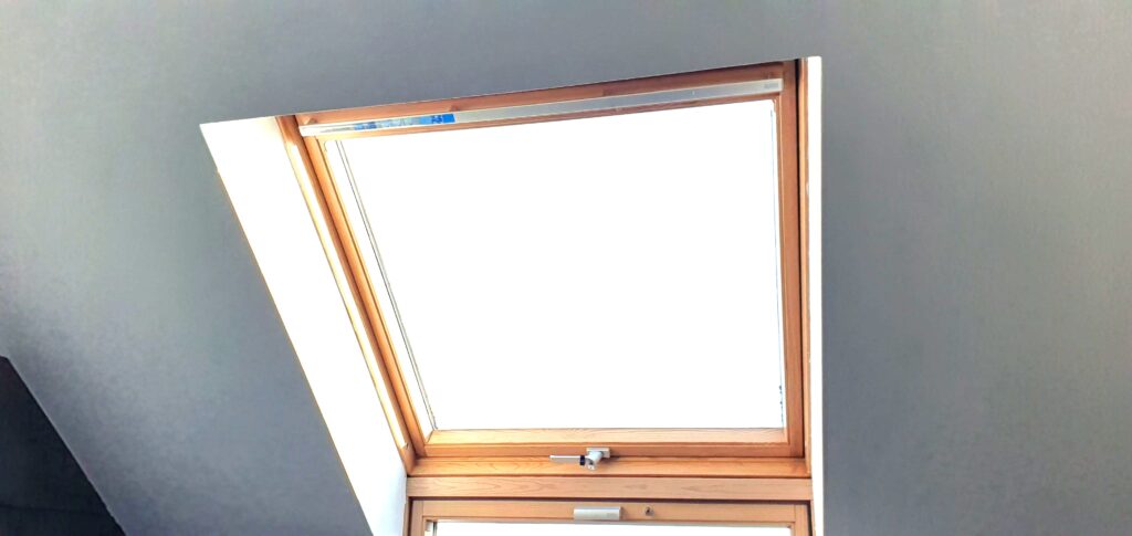 Dachfenster streichen und pflegen – So bleibt dein Fenster lange schön 4 Holzdachfenster ca. 20 Jahre alt