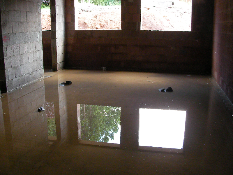 Wasser im Keller-Rohbau