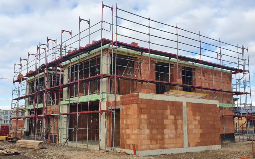 Rohbau mit Gerüst