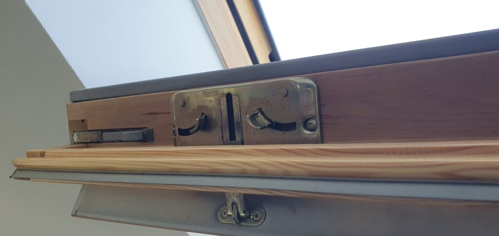 Dachfenster streichen und pflegen – So bleibt dein Fenster lange schön 5 Scharniere schmieren!