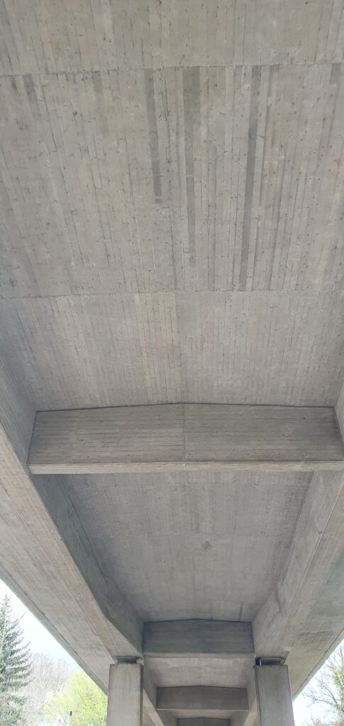 Brücke von Unten in Sichtbeton Brücke von Unten in Sichtbeton