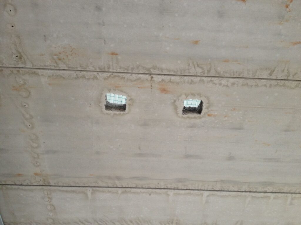 Sichtbeton gestalten: Strukturmatrizen revolutionieren die moderne Betontechnik 7 Aussparungen Fertigdecke fuer Kabel Leitungen Sichtbeton steht heute für mehr als nur rohe Ästhetik – er vereint Tragfähigkeit mit anspruchsvollem Design. Durch den gezielten Einsatz von Strukturmatrizen lassen sich Betonoberflächen mit Mustern, Texturen und Reliefs gestalten, die sowohl optisch beeindrucken und funktional überzeugen. Besonders im Hochbau, bei Fassaden, Brücken oder im Innenausbau setzen Planer auf diese innovative Technik. Die gestalterischen Möglichkeiten reichen von minimalistisch-reduzierten Strukturen bis hin zu aufwendigen Ornamenten – direkt ab Werk, ohne spätere Bearbeitung. So entsteht ein homogener, dauerhafter und ausdrucksstarker Baustoff, der Technik und Architektur auf einzigartige Weise miteinander verbindet.