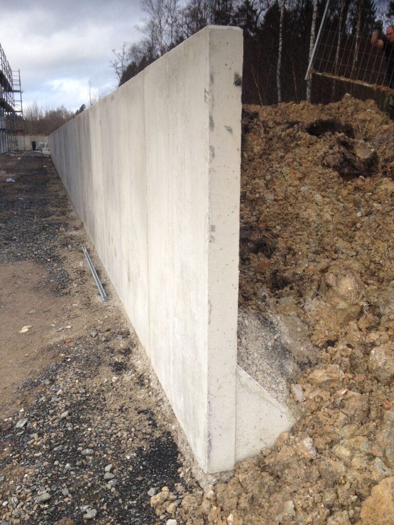 Sichtbeton gestalten: Strukturmatrizen revolutionieren die moderne Betontechnik 6 Beton L Steine hier als Grundstuecksabgrenzung Abfangung verbaut Sichtbeton steht heute für mehr als nur rohe Ästhetik – er vereint Tragfähigkeit mit anspruchsvollem Design. Durch den gezielten Einsatz von Strukturmatrizen lassen sich Betonoberflächen mit Mustern, Texturen und Reliefs gestalten, die sowohl optisch beeindrucken und funktional überzeugen. Besonders im Hochbau, bei Fassaden, Brücken oder im Innenausbau setzen Planer auf diese innovative Technik. Die gestalterischen Möglichkeiten reichen von minimalistisch-reduzierten Strukturen bis hin zu aufwendigen Ornamenten – direkt ab Werk, ohne spätere Bearbeitung. So entsteht ein homogener, dauerhafter und ausdrucksstarker Baustoff, der Technik und Architektur auf einzigartige Weise miteinander verbindet.