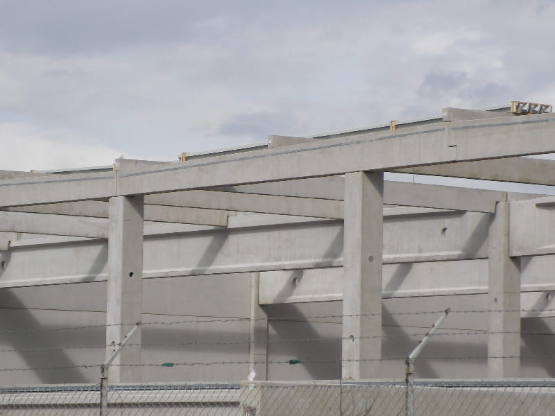 Sichtbeton gestalten: Strukturmatrizen revolutionieren die moderne Betontechnik 4 Bild Foto betonfertigteile beim hallenbau Sichtbeton steht heute für mehr als nur rohe Ästhetik – er vereint Tragfähigkeit mit anspruchsvollem Design. Durch den gezielten Einsatz von Strukturmatrizen lassen sich Betonoberflächen mit Mustern, Texturen und Reliefs gestalten, die sowohl optisch beeindrucken und funktional überzeugen. Besonders im Hochbau, bei Fassaden, Brücken oder im Innenausbau setzen Planer auf diese innovative Technik. Die gestalterischen Möglichkeiten reichen von minimalistisch-reduzierten Strukturen bis hin zu aufwendigen Ornamenten – direkt ab Werk, ohne spätere Bearbeitung. So entsteht ein homogener, dauerhafter und ausdrucksstarker Baustoff, der Technik und Architektur auf einzigartige Weise miteinander verbindet.