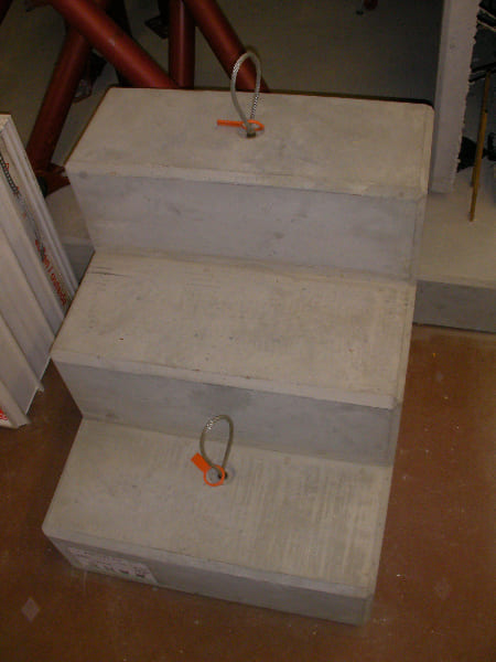 Sichtbeton gestalten: Strukturmatrizen revolutionieren die moderne Betontechnik 3 Bild Foto betonfertigtreppe hier eine kleine als beispiel mit ankerschleifen Sichtbeton steht heute für mehr als nur rohe Ästhetik – er vereint Tragfähigkeit mit anspruchsvollem Design. Durch den gezielten Einsatz von Strukturmatrizen lassen sich Betonoberflächen mit Mustern, Texturen und Reliefs gestalten, die sowohl optisch beeindrucken und funktional überzeugen. Besonders im Hochbau, bei Fassaden, Brücken oder im Innenausbau setzen Planer auf diese innovative Technik. Die gestalterischen Möglichkeiten reichen von minimalistisch-reduzierten Strukturen bis hin zu aufwendigen Ornamenten – direkt ab Werk, ohne spätere Bearbeitung. So entsteht ein homogener, dauerhafter und ausdrucksstarker Baustoff, der Technik und Architektur auf einzigartige Weise miteinander verbindet.