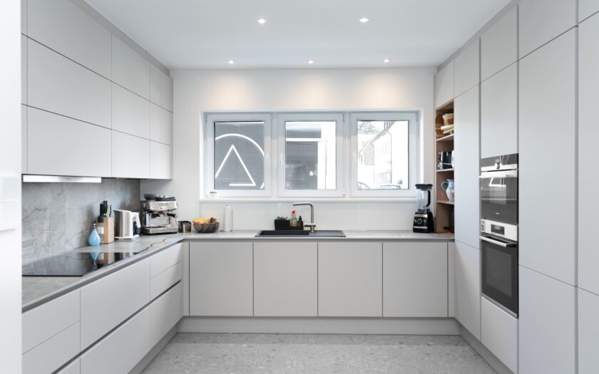 Ein Küchenprojekt in hellem Design – Modern, funktional und stilvoll 1 DSC08320 Eine U-förmige Küche gilt als Königsdisziplin im Neubau: Wer drei Wandseiten konsequent nutzt, kann viel Arbeitsfläche und Stauraum gewinnen – vorausgesetzt, die Linienführung bleibt klar. Im folgenden Projektbericht auf der Seite von Adam Küchenstudio (https://adam-kuechenstudio.de/ ) zeigen wir, wie in Rödermark ein solcher Grundriss mit sandmatten Fronten, feiner Keramik und smarter Technik umgesetzt wurde, ohne dass der Raum gedrungen wirkt.
