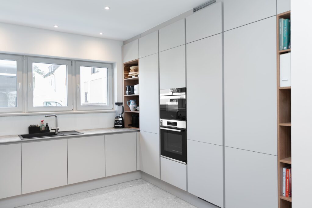 Ein Küchenprojekt in hellem Design – Modern, funktional und stilvoll 3 DSC08321 Eine U-förmige Küche gilt als Königsdisziplin im Neubau: Wer drei Wandseiten konsequent nutzt, kann viel Arbeitsfläche und Stauraum gewinnen – vorausgesetzt, die Linienführung bleibt klar. Im folgenden Projektbericht auf der Seite von Adam Küchenstudio (https://adam-kuechenstudio.de/ ) zeigen wir, wie in Rödermark ein solcher Grundriss mit sandmatten Fronten, feiner Keramik und smarter Technik umgesetzt wurde, ohne dass der Raum gedrungen wirkt.