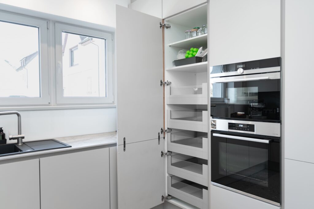 Ein Küchenprojekt in hellem Design – Modern, funktional und stilvoll 5 DSC08328 Eine U-förmige Küche gilt als Königsdisziplin im Neubau: Wer drei Wandseiten konsequent nutzt, kann viel Arbeitsfläche und Stauraum gewinnen – vorausgesetzt, die Linienführung bleibt klar. Im folgenden Projektbericht auf der Seite von Adam Küchenstudio (https://adam-kuechenstudio.de/ ) zeigen wir, wie in Rödermark ein solcher Grundriss mit sandmatten Fronten, feiner Keramik und smarter Technik umgesetzt wurde, ohne dass der Raum gedrungen wirkt.