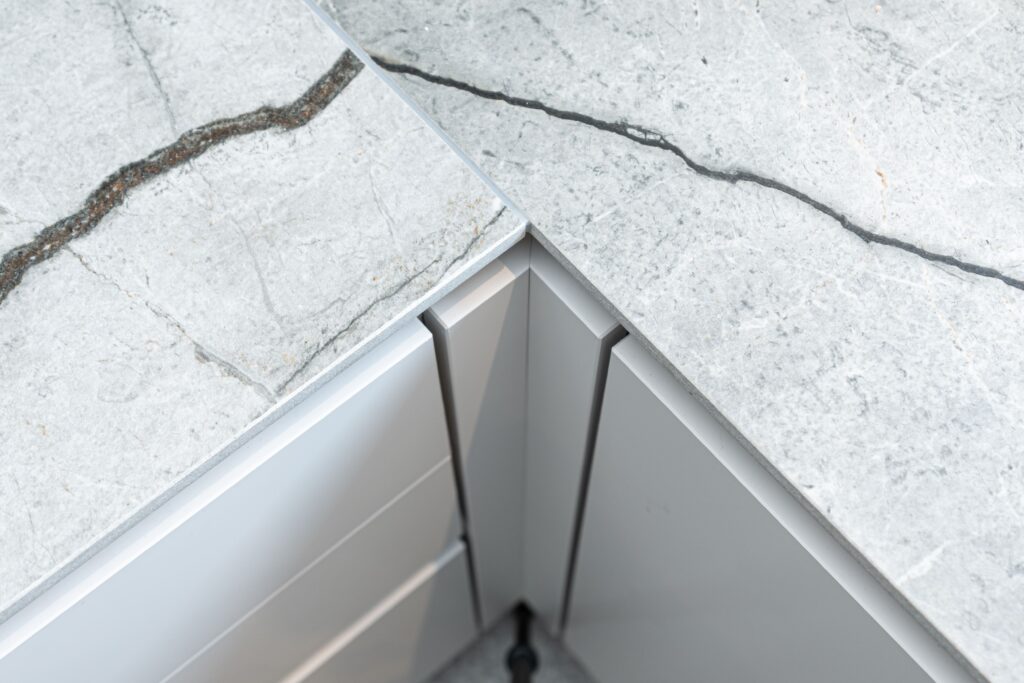 Ein Küchenprojekt in hellem Design – Modern, funktional und stilvoll 2 DSC08330 Eine U-förmige Küche gilt als Königsdisziplin im Neubau: Wer drei Wandseiten konsequent nutzt, kann viel Arbeitsfläche und Stauraum gewinnen – vorausgesetzt, die Linienführung bleibt klar. Im folgenden Projektbericht auf der Seite von Adam Küchenstudio (https://adam-kuechenstudio.de/ ) zeigen wir, wie in Rödermark ein solcher Grundriss mit sandmatten Fronten, feiner Keramik und smarter Technik umgesetzt wurde, ohne dass der Raum gedrungen wirkt.