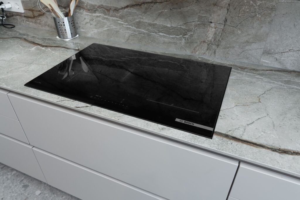 Ein Küchenprojekt in hellem Design – Modern, funktional und stilvoll 6 DSC08332 Eine U-förmige Küche gilt als Königsdisziplin im Neubau: Wer drei Wandseiten konsequent nutzt, kann viel Arbeitsfläche und Stauraum gewinnen – vorausgesetzt, die Linienführung bleibt klar. Im folgenden Projektbericht auf der Seite von Adam Küchenstudio (https://adam-kuechenstudio.de/ ) zeigen wir, wie in Rödermark ein solcher Grundriss mit sandmatten Fronten, feiner Keramik und smarter Technik umgesetzt wurde, ohne dass der Raum gedrungen wirkt.
